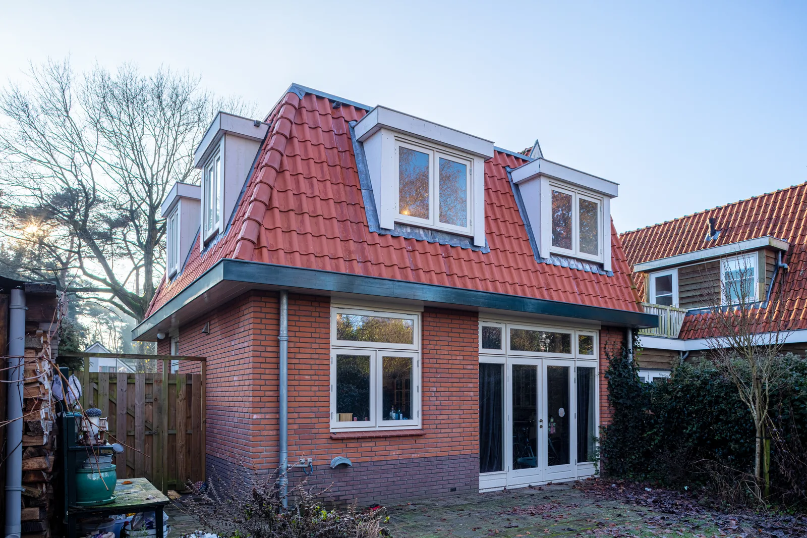 Vier houten dakkapellen van 2 meter op een villa in Bilthoven