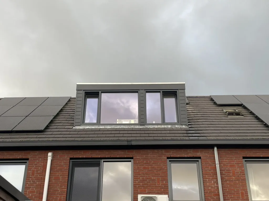 Prefab dakkapel 4,3 m antraciet op nieuwbouw in Zeist
